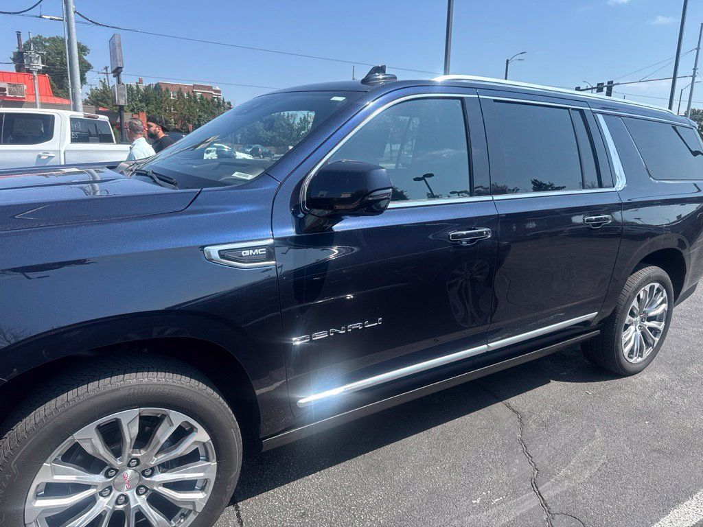 Used 2024 GMC Yukon XL Denali w/ Advanced Technology Package AWD/4WD image 4