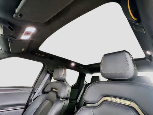 Used 2022 Rivian R1T Launch Edition image 21