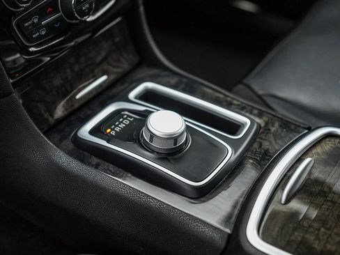 Used 2018 Chrysler 300 Limited image 18