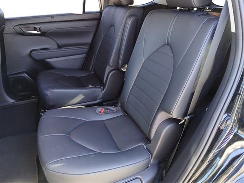 Certified 2023 Toyota Highlander XLE image 40