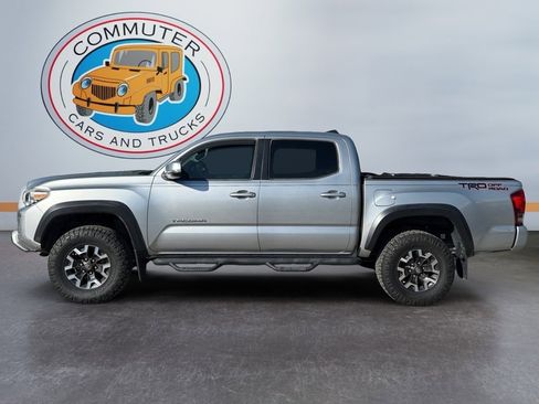 Used 2017 Toyota Tacoma TRD Off-Road image 2