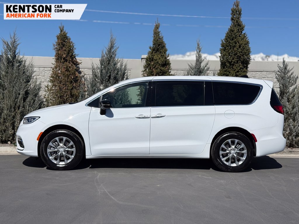 Used 2026 Chrysler Pacifica Limited AWD/4WD image 4