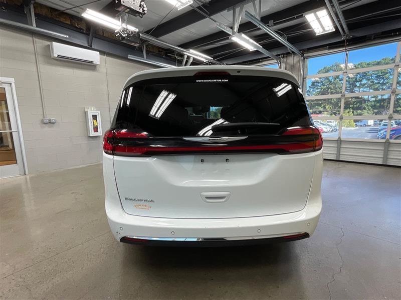 Used 2023 Chrysler Pacifica Touring-L FWD image 4