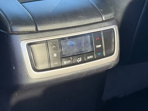 Used 2019 Toyota Highlander SE image 27