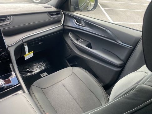 New 2025 Jeep Grand Cherokee Laredo X w/ Luxury Tech Group I image 35