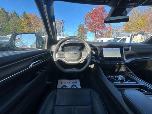 Used 2024 Jeep Wagoneer L Series II w/ Premium Group I image 17