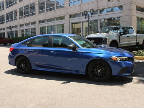 Used 2022 Honda Civic Sport image 2