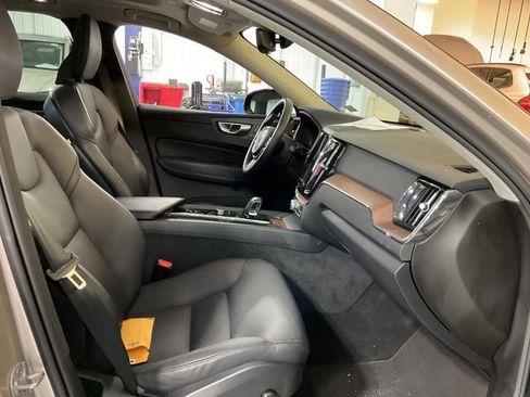 Used 2024 Volvo XC60 B5 Plus image 13