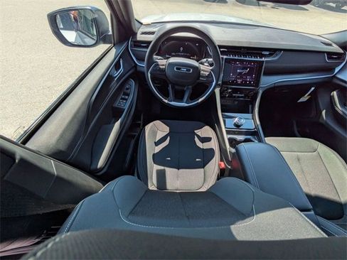 New 2025 Jeep Grand Cherokee L Laredo image 32