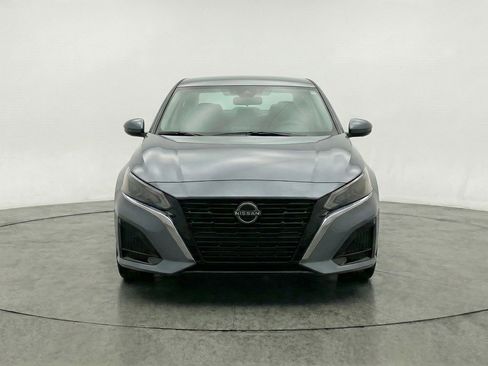 Used 2025 Nissan Altima 2.5 SV FWD image 2