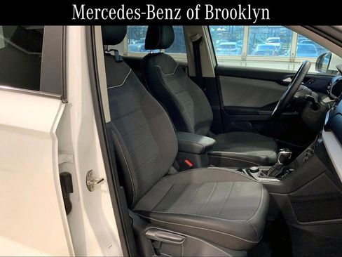 Used 2023 Volkswagen Taos SE w/ Panoramic Sunroof Package image 8