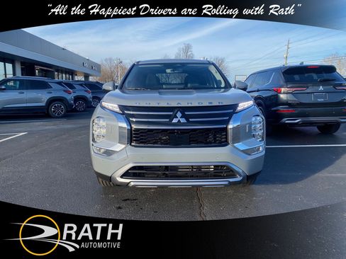 New 2025 Mitsubishi Outlander SE image 3