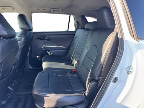 Used 2021 Toyota Highlander L FWD image 13