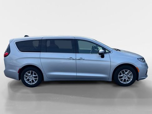 Used 2023 Chrysler Pacifica Touring-L FWD image 3