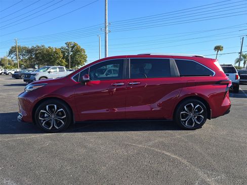 Used 2025 Toyota Sienna Platinum image 6