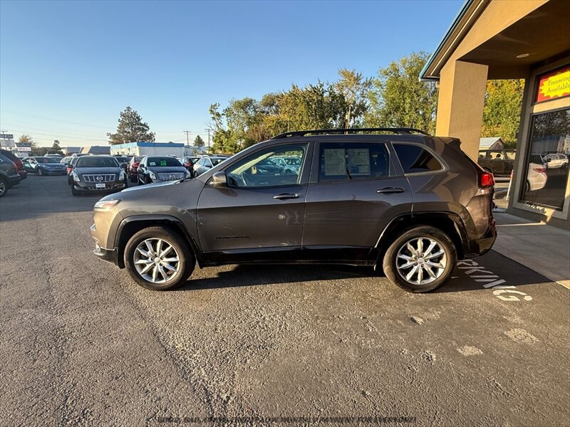 Used 2018 Jeep Cherokee Latitude AWD/4WD image 4