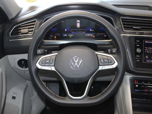 Used 2024 Volkswagen Tiguan SE AWD/4WD image 12