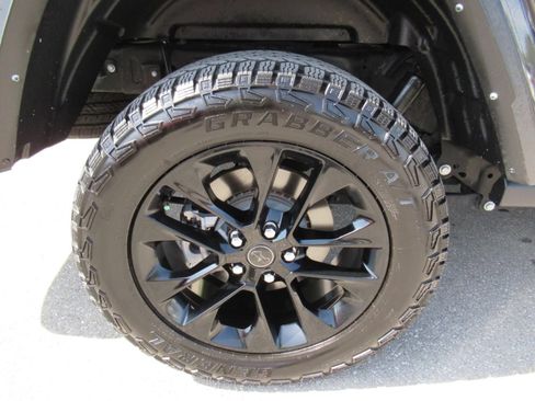 Used 2024 Jeep Gladiator Sport AWD/4WD image 9