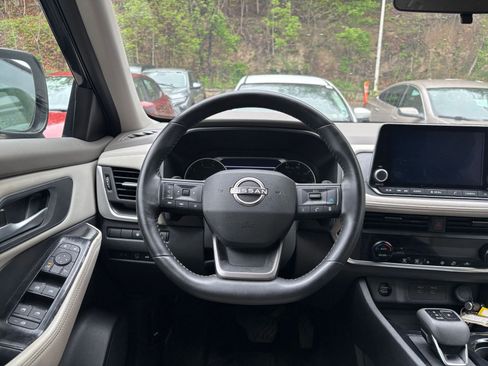Used 2025 Nissan Rogue SV FWD image 36