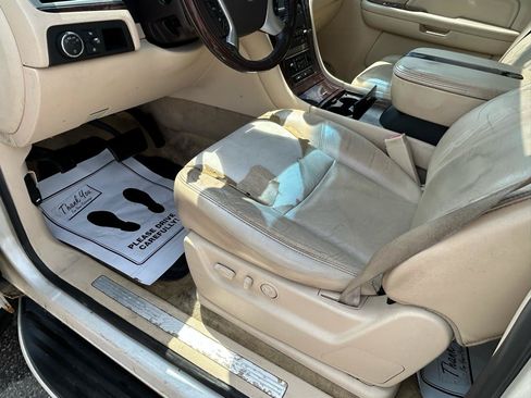 Used 2007 Cadillac Escalade AWD w/ Information Package image 10