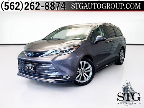 Used 2021 Toyota Sienna Platinum image 1