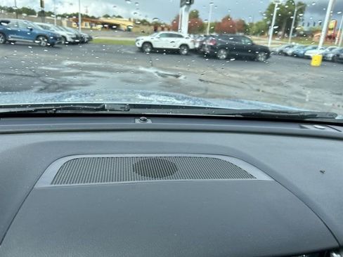 Used 2023 Subaru Outback Premium image 9