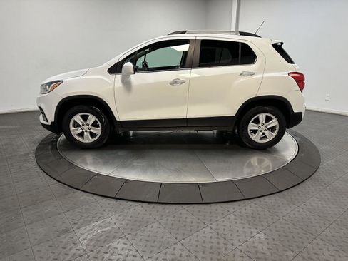 Used 2019 Chevrolet Trax LT w/ LT Convenience Package image 8
