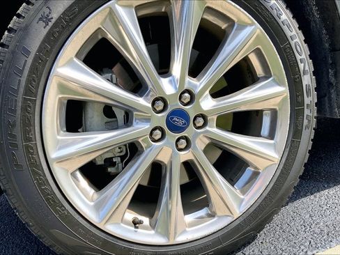 Used 2018 Ford Edge Titanium w/ Equipment Group 301A AWD/4WD image 3