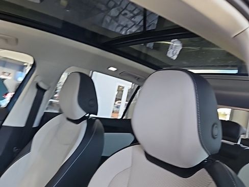 New 2025 Volkswagen Tiguan SE image 28