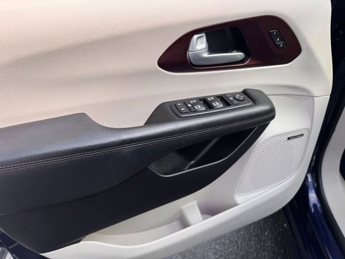 Used 2017 Chrysler Pacifica Limited image 15