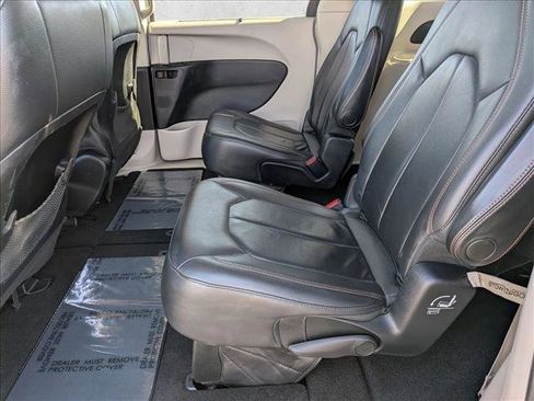 Used 2017 Chrysler Pacifica Touring-L FWD image 25
