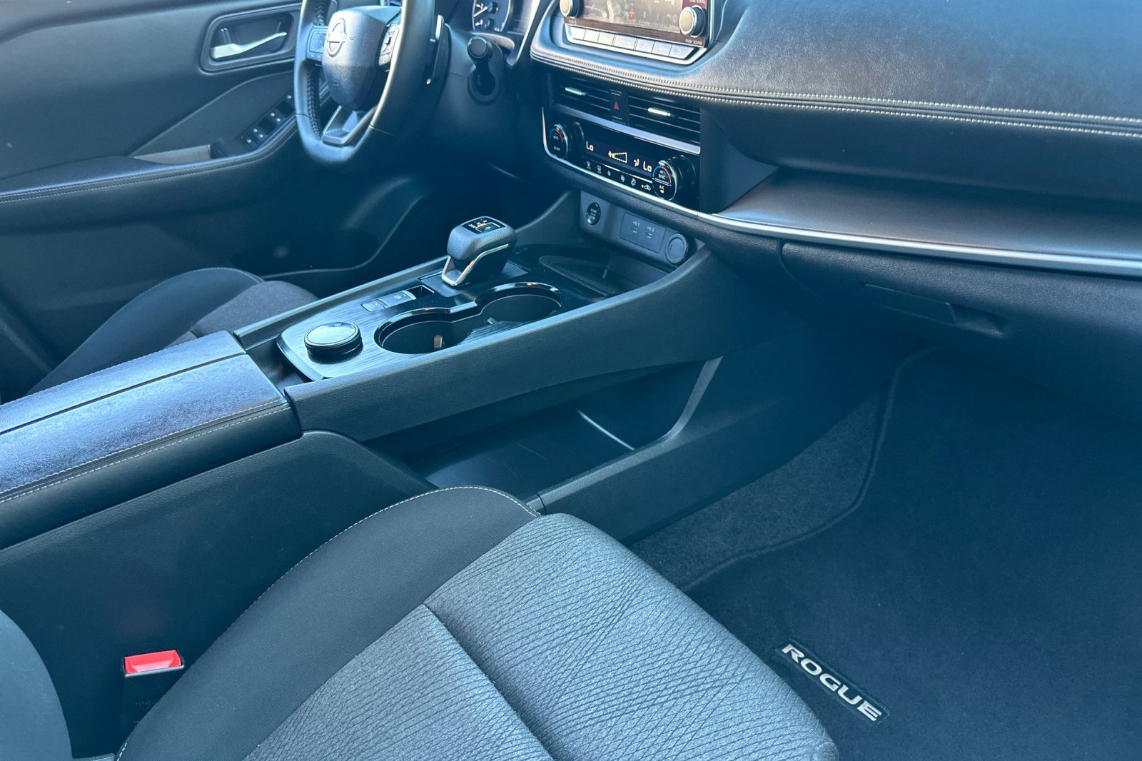 Used 2025 Nissan Rogue SV AWD/4WD image 17