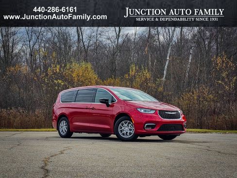 New 2026 Chrysler Pacifica Select image 1