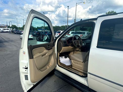 Used 2014 Chevrolet Suburban LTZ image 15