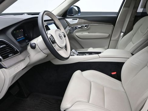 Used 2025 Volvo XC90 T8 Ultra w/ Lounge Package image 11