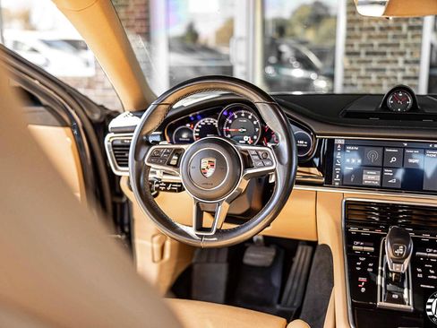 Used 2018 Porsche Panamera 4 image 41