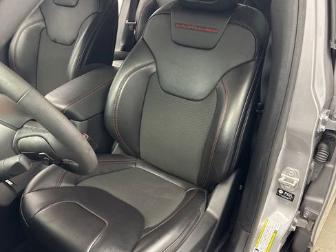 Used 2022 Jeep Cherokee Trailhawk w/ Comfort/Convenience Group AWD/4WD image 10