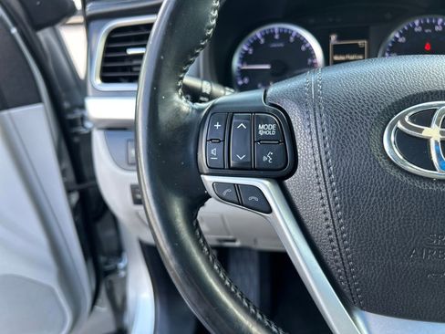 Used 2018 Toyota Highlander Plus FWD image 22