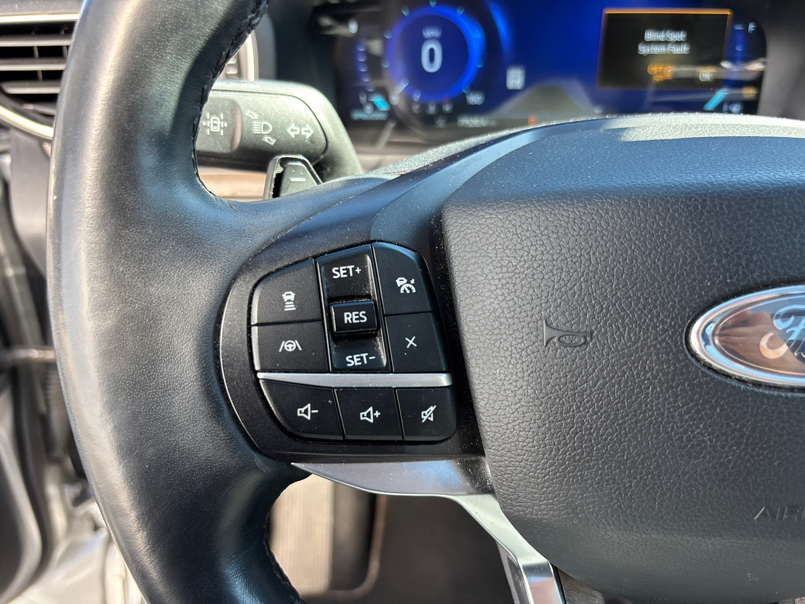 Used 2020 Ford Explorer Platinum w/ Premium Technology Package AWD/4WD image 16
