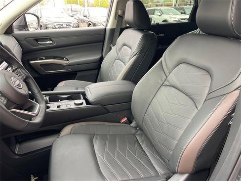 New 2025 Nissan Pathfinder Platinum image 11