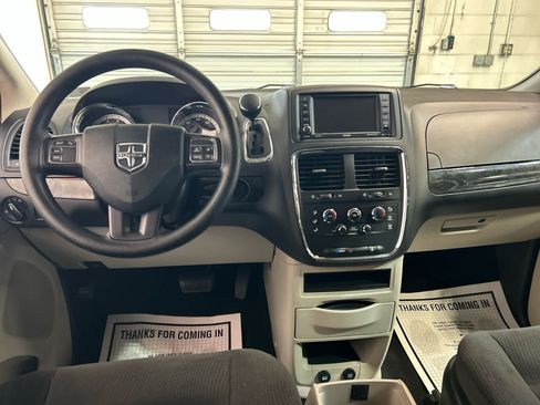Used 2019 Dodge Grand Caravan SE w/ UConnect Hands-Free Group FWD image 4