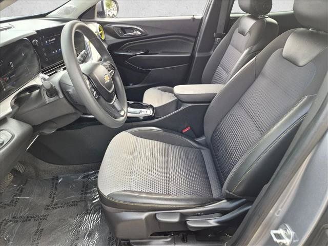 Used 2025 Chevrolet Trax LT FWD image 21