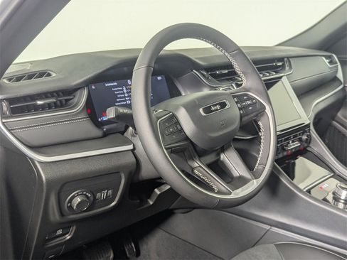 New 2025 Jeep Grand Cherokee Altitude image 12