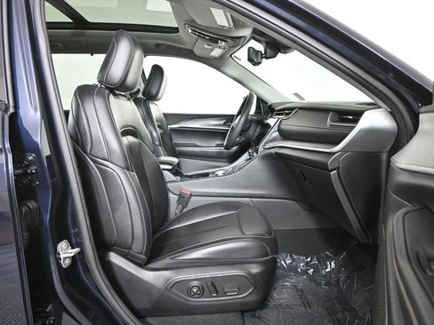 Used 2023 Jeep Grand Cherokee Limited w/ Luxury Tech Group II image 13