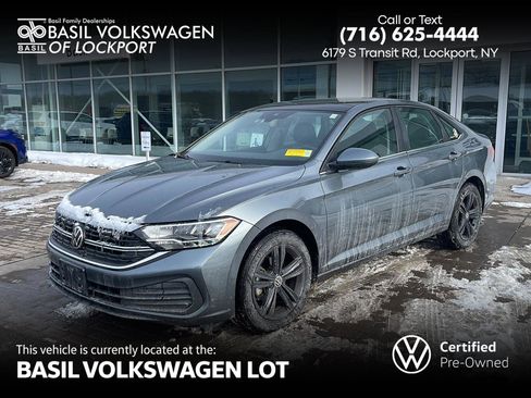 Used 2024 Volkswagen Jetta SE image 1