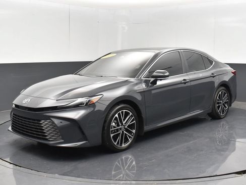 Used 2025 Toyota Camry XLE AWD/4WD image 14
