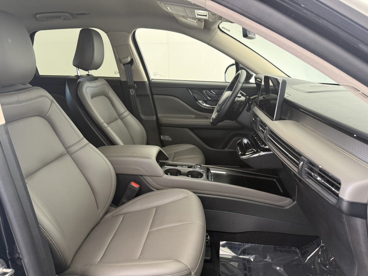 Used 2025 Lincoln Corsair AWD w/ Jet Appearance Package image 10