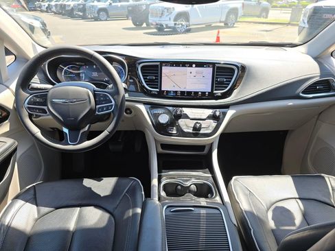 Used 2023 Chrysler Pacifica Limited FWD image 19