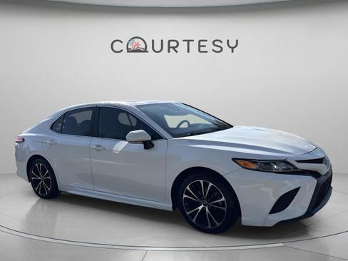 Used 2020 Toyota Camry SE image 9