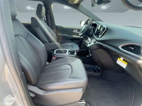 New 2025 Chrysler Pacifica Select image 27
